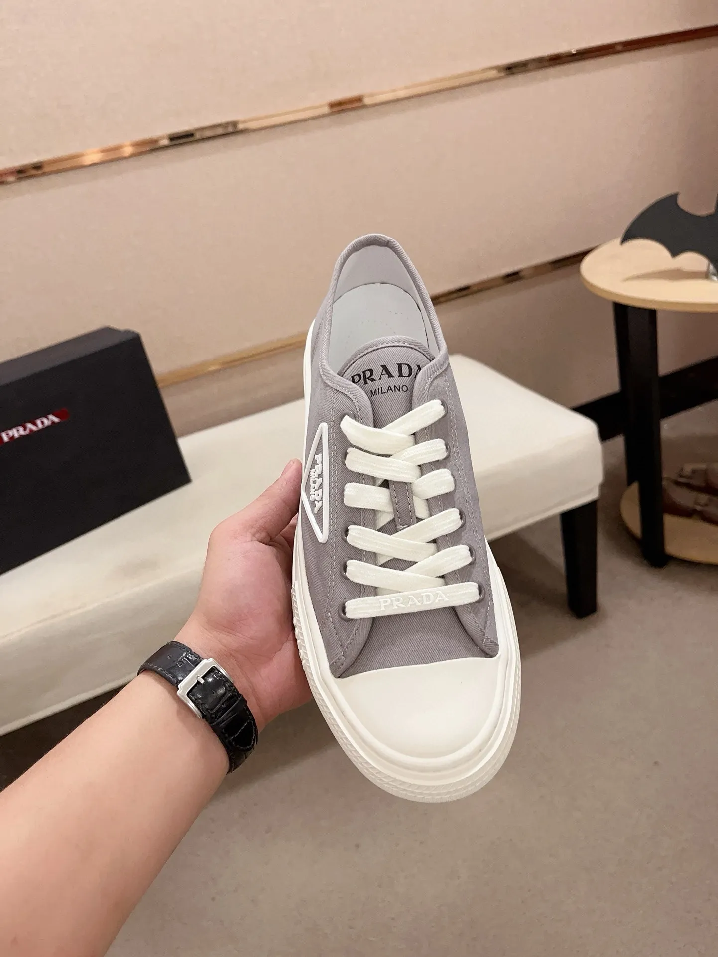 Men's shoes 💰 580💰 ✔️✔️✔️High-quality new PRADA counters are launched at the same time. The new men's shoes and 😘fabrics are selected from first-layer cowhide and are made by pure handicrafts. Lining: Full cowhide lining. 👍🏿 High-end ☄️ air-cushion molded anti-slip rubber outsole, exquisite lines, simple and elegant, comfortable and high-end for leisure travel. Code number: 38 to 44 (45 can be customized)
